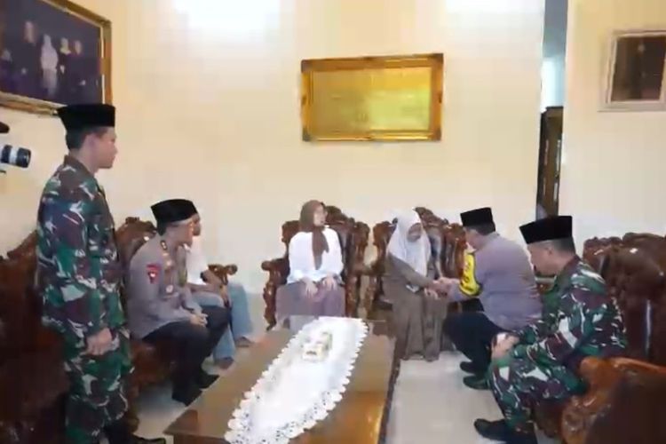 Kapolri Bersama Panglima TNI Temui Keluarga Briptu Ghalib