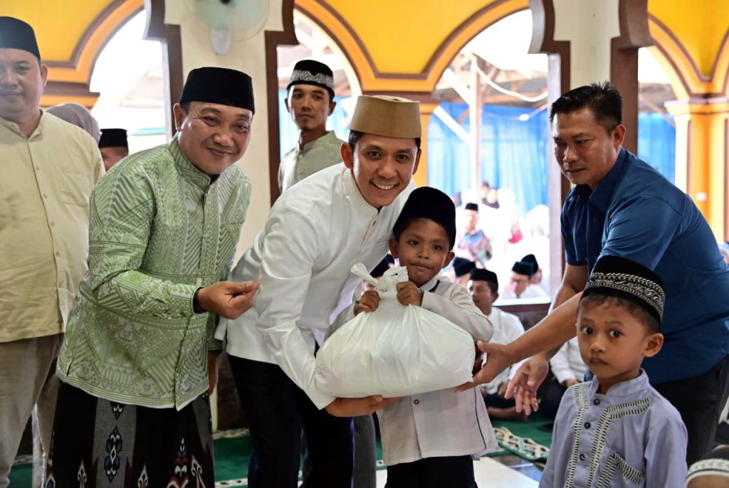 SAFARI RAMADAN, BUPATI BERIKAN DANA HIBAH 10 JUTA DAN 40 PAKET SEMBAKO