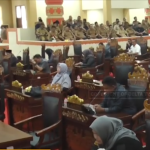 DPRD-SAMPAIKAN-USULAN-6-RAPERDA-INISIATIF-KE-PEMKOT-BANDAR-LAMPUNG-YouTube-09-15-2025_10_17_PM